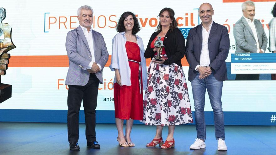 Por la izquierda, Javier Benavente, Anna María Hurtado, María Velasco y Cipriano Quintas durante la entrega del premio a Oviedo. | LNE