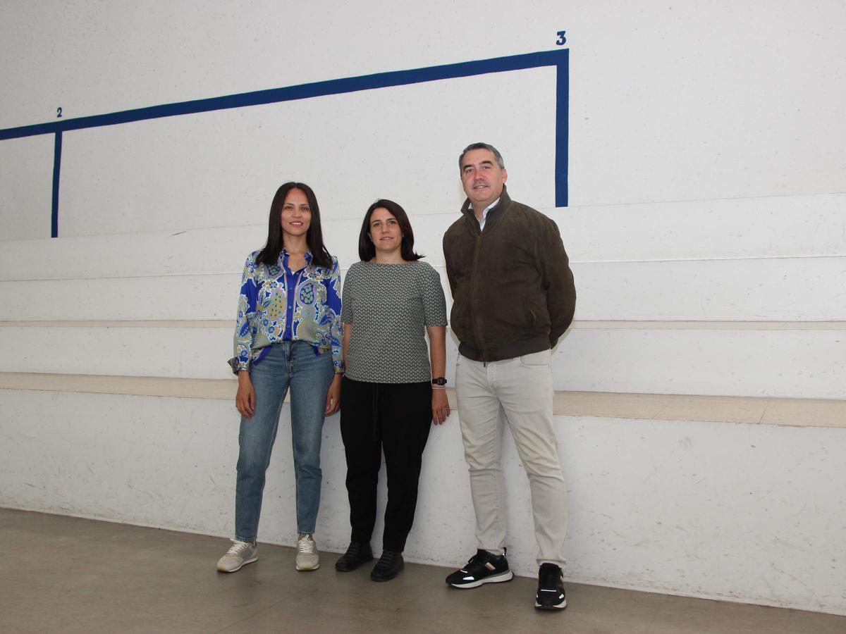 Dayana Arteta, Helena Paricio y Víctor Agulló, en el Trinquet de Pelayo.