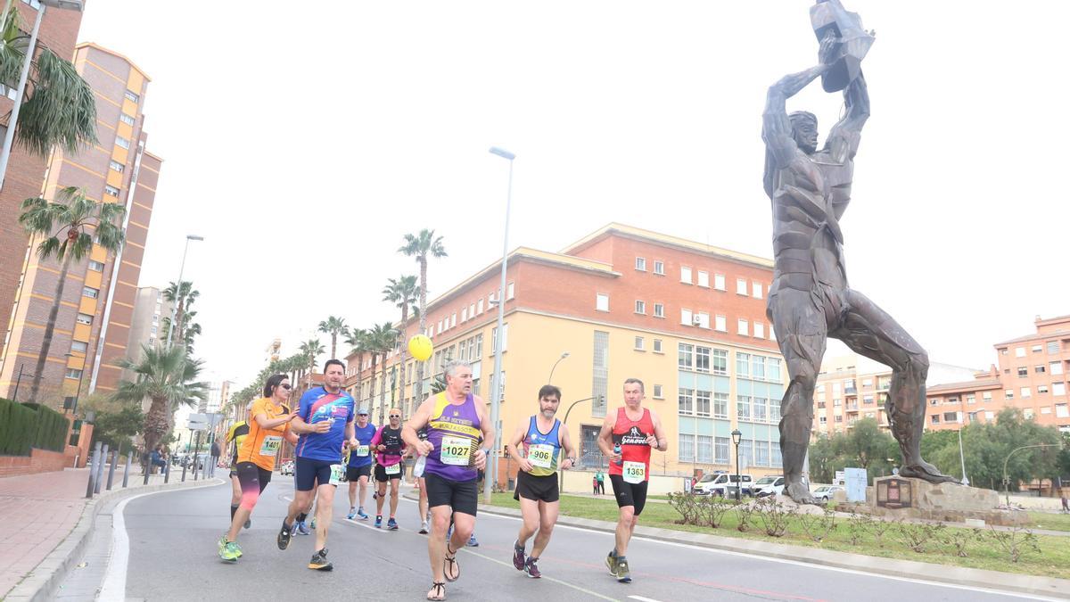 La escultura de Tombatossals de la avenida de Lledó cumple 20 años.