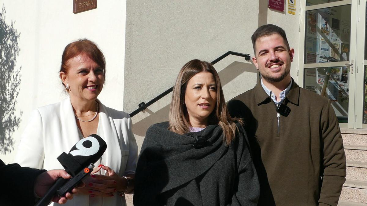 María Dolores Martínez Pay, diputada socialista, Isabel Gadea, portavoz del PSOE de Molina de Segura,  y Miguel Ortega, también diputado.