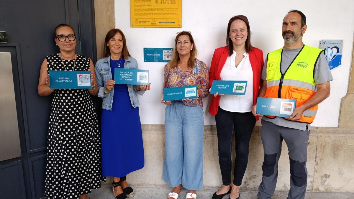 Por la izquierda, Soraya García, María José Fernández, Teresa Álvarez, Cynthia Cendán y Óscar Alonso, técnico de prevención del Ayuntamiento de Siero.