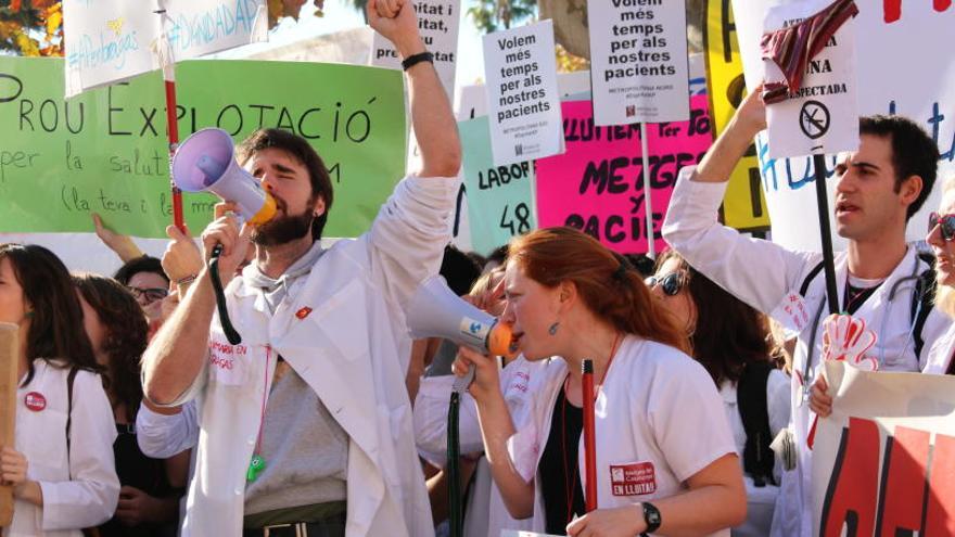 Metges protestant al Parlament durant la vaga del novembre.