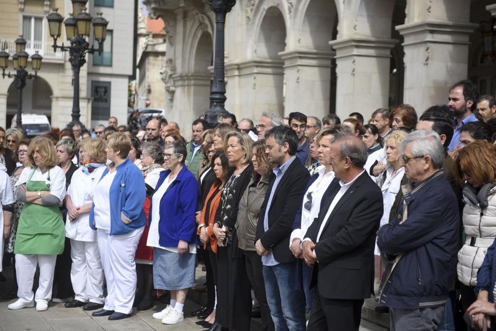 Minuto de silencio por el niño de A Coruña muerto