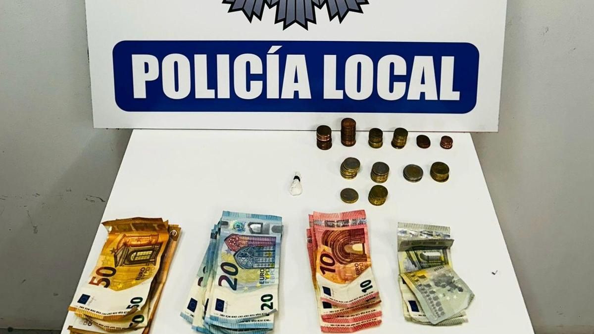 Dinero y material requisado por la Policía Local de Navalmoral.