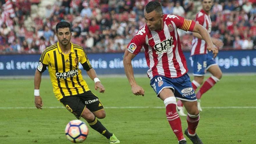 El centrocampista del Girona Eloi Amagat (d.) pelea un balón con Ángel Rodríguez, del Zaragoza. // Robin Townsend