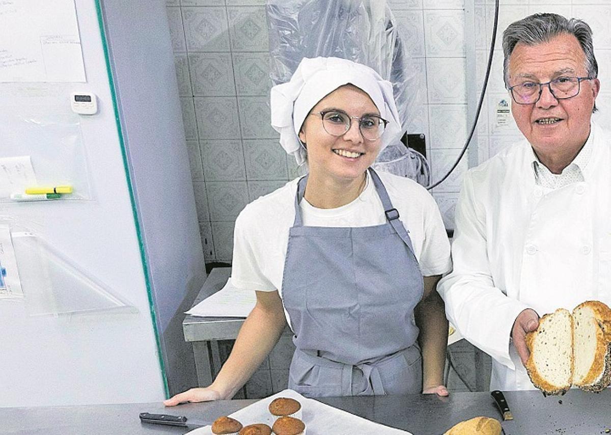 Carlos Bernabé, ceo de la empresa Indespan, empresa panadera sin gluten. En el obrador laboratorio y con sus hijas pasteleras.