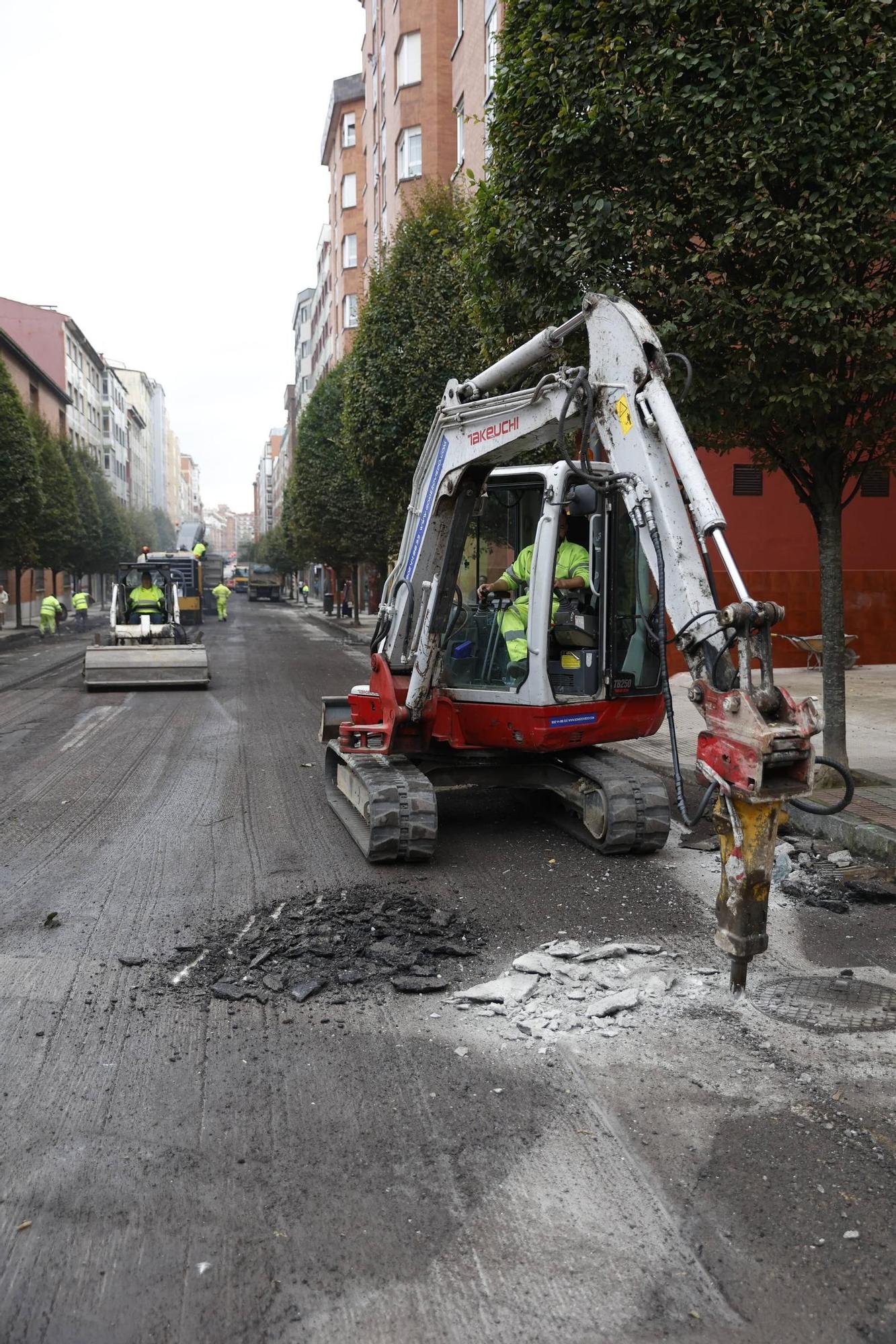 Arranca la renovación del pavimento en la calle Eleuterio Quintanilla de El Llano (en imágenes)