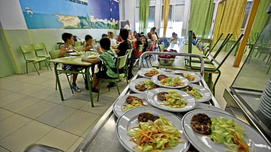 Comidas que se sirven en un comedor en un colegio de Elche, en imagen de archivo.