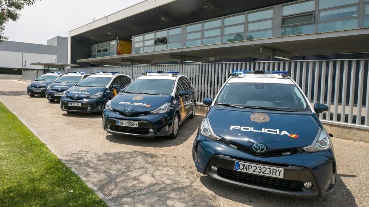 Nuevos vehículos de policía que circulan por las calles de Zaragoza, el 2 de junio del 2020