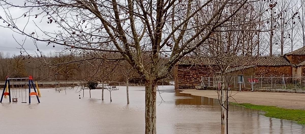 El agua a las puertas de la ermita de Coomonte.
