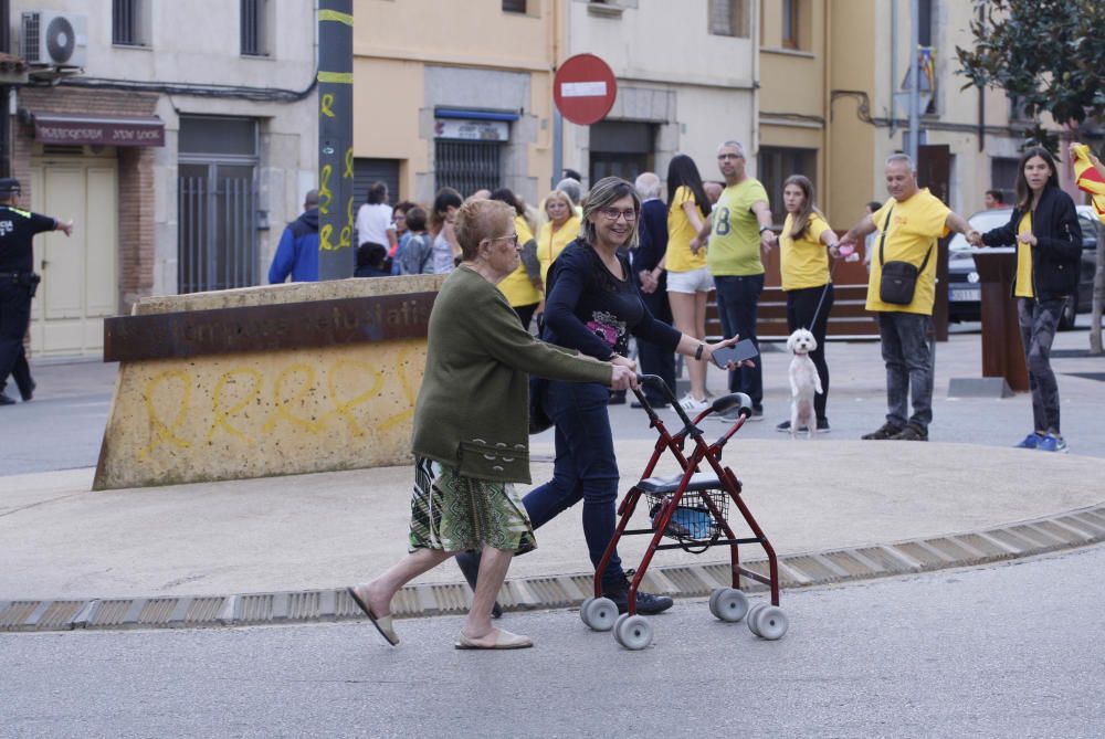 Milers de persones en la cadena humana de Sant Julià de Ramis a Aiguaviva per commemorar l'1-O