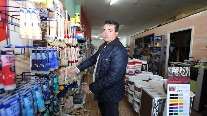 El presidente de la Asociación de Comerciantes de El Palmar, Joaquín López, en su tienda de pinturas de la pedanía.