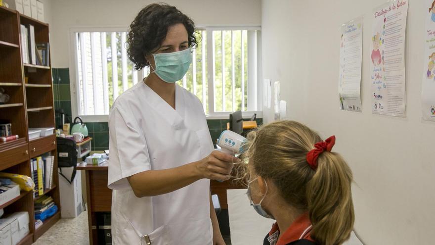 Una enfermera escolar en uno de los pocos colegios de Alicante que cuenta con este servicio, en imagen de archivo