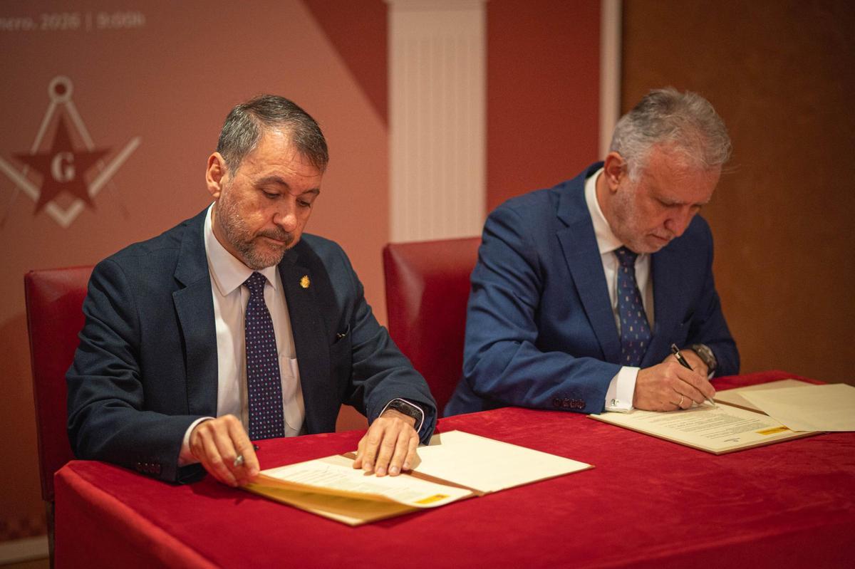 El alcalde de Santa Cruz, José Manuel Bermúdez, y el ministro de Política Territorial, Ángel Víctor Torres, firman el protocolo.