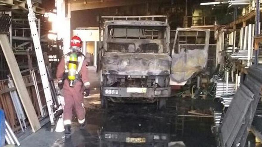 Crema la cabina d&#039;un camió a l&#039;interior d&#039;una empresa de la Bisbal sense causar ferits