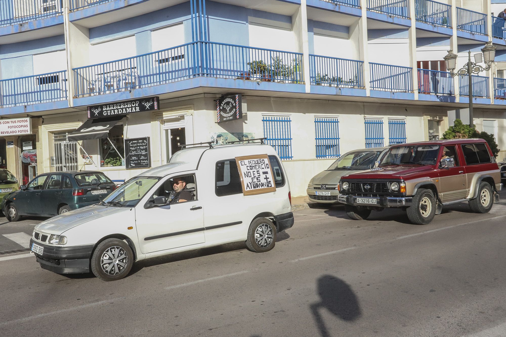 Protesta de los vendedores ambulantes de Guardamar por el cambio de ubicación del mercadillo