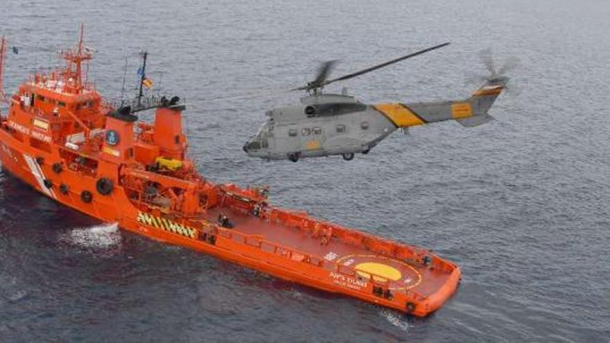 Remolcador y helicóptero de salvamento, en aguas canarias. / la opinión
