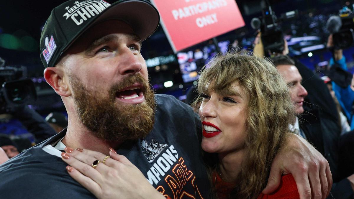 Travis Kelce y Taylor Swift celebran el pase de los Kansas City Chiefs a la Super Bowl, el 28 de enero.