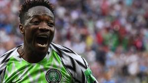 Ahmed Musa comparte su alegría tras anotar el segundo gol de su cuenta y de Nigeria.