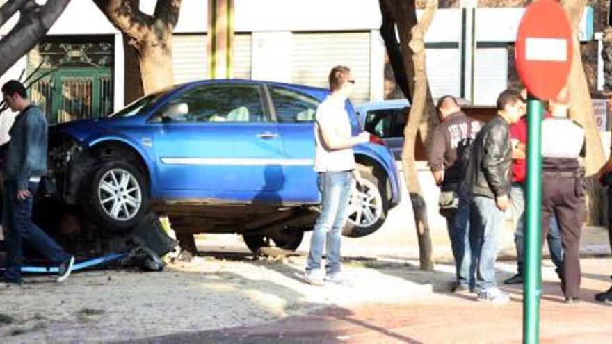 El vehículo que quedó empotrado en el mobiliario urbano de la zona central de la avenida.