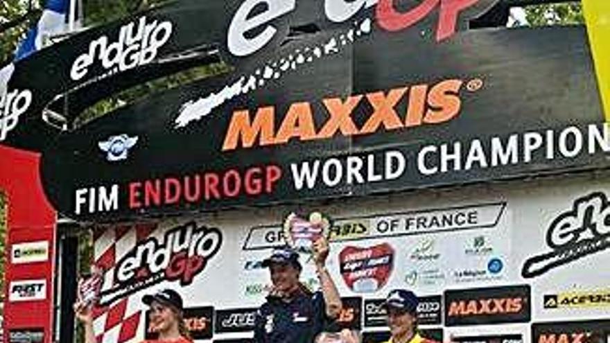 La manresana Mireia Badia (dreta) al podi del Mundial d&#039;enduro