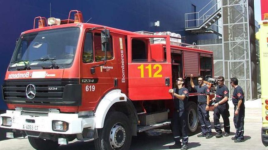 Bomberos en el retén en labores de mantenimiento del vehículo de emergencia, ayer antes de salir a un itinerario