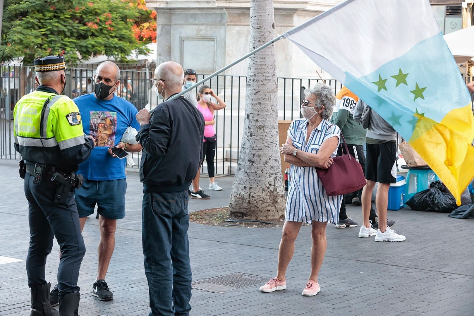 Traslado de la acampada de la plataforma antidesahucios en Santa Cruz