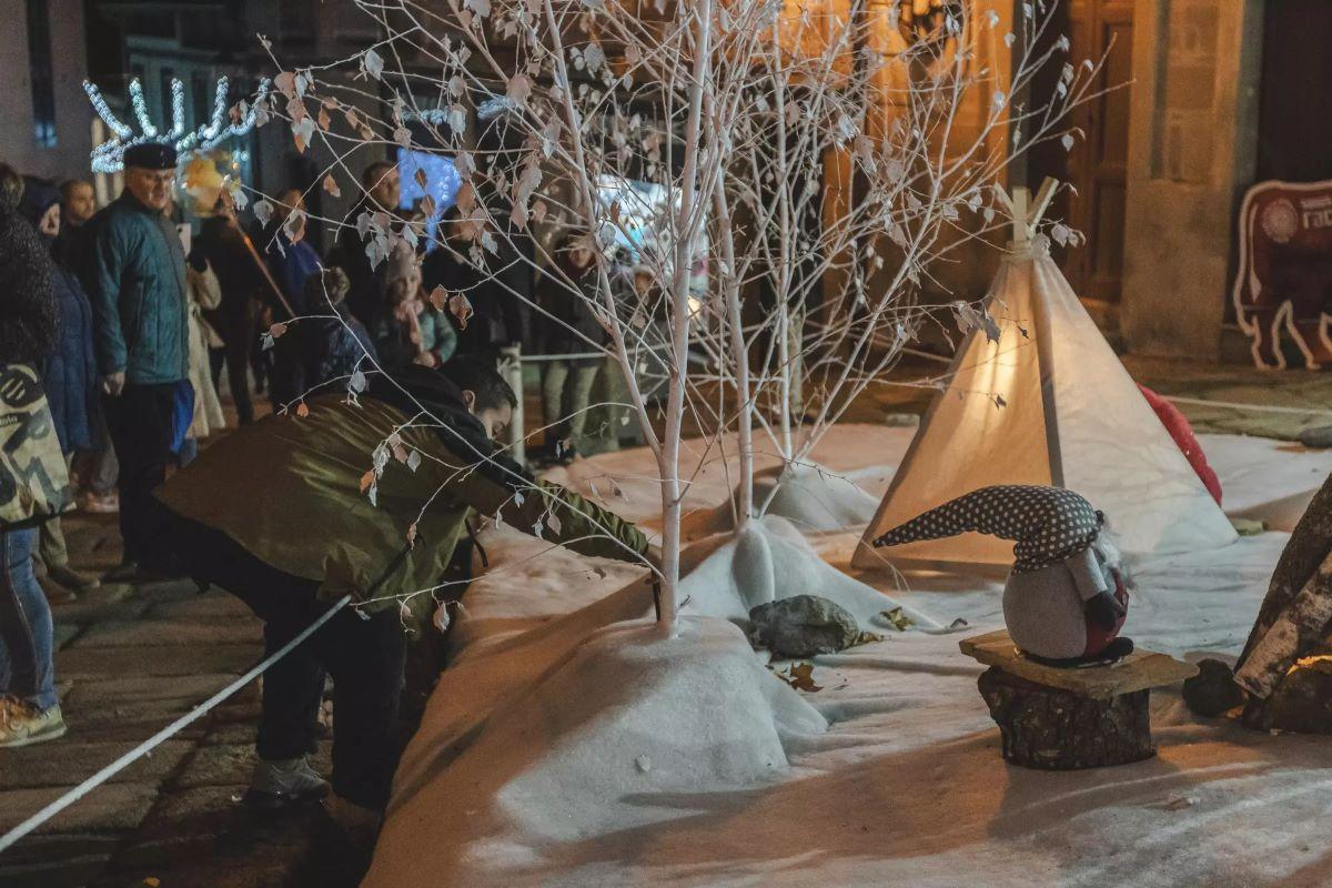 Vecinos y visitantes, disfrutando de la decoración navideña de Allariz.