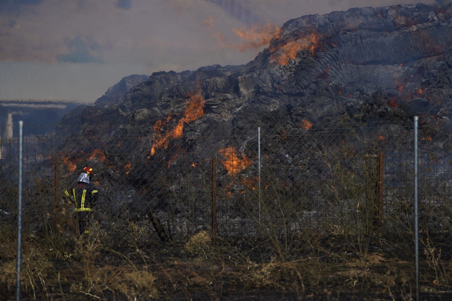 Incendio en una explotación ganadera de la carretera de La Hiniesta