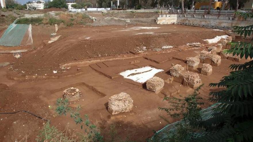 Los restos arqueológicos están protegidos en la parcela a la espera de una solución.