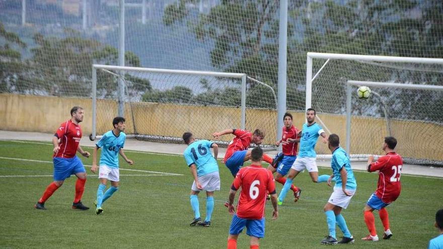 Una acción del Domaio-Zacande, que acabó 1-1 tras empezar ganando los moañeses. // Gonzalo Núñez