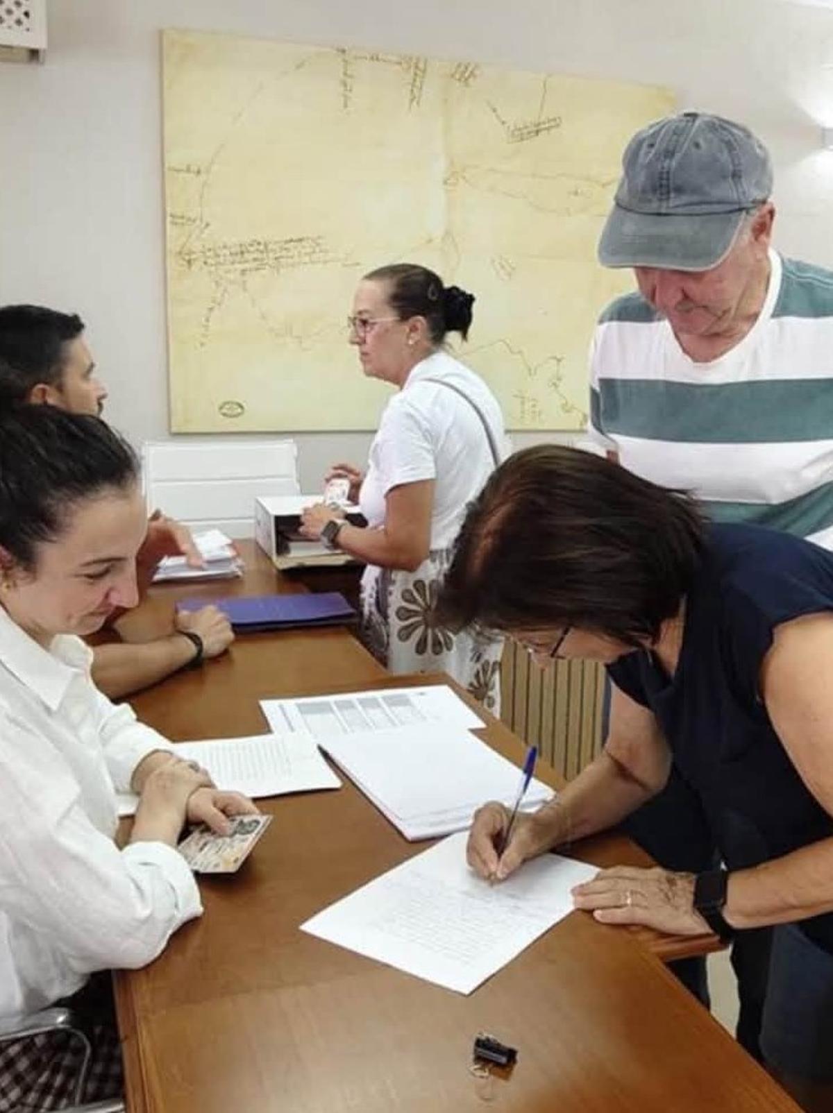 El Ayuntamiento de Aldeacentenera invierte 50.688 euros en recuperar 13 parcelas industriales