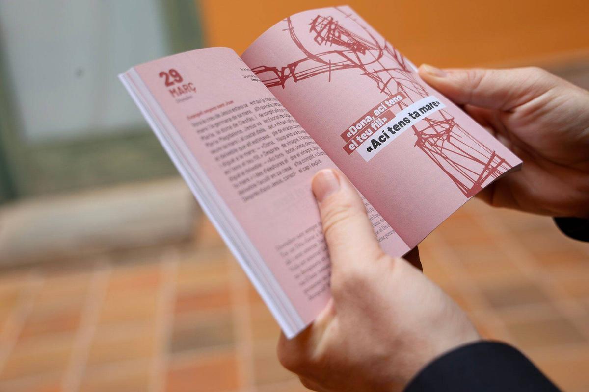 Un detalle del libro con los textos del Evangelio en valenciano.