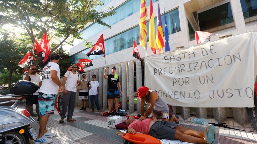 Los socorristas de Ibiza piden auxilio