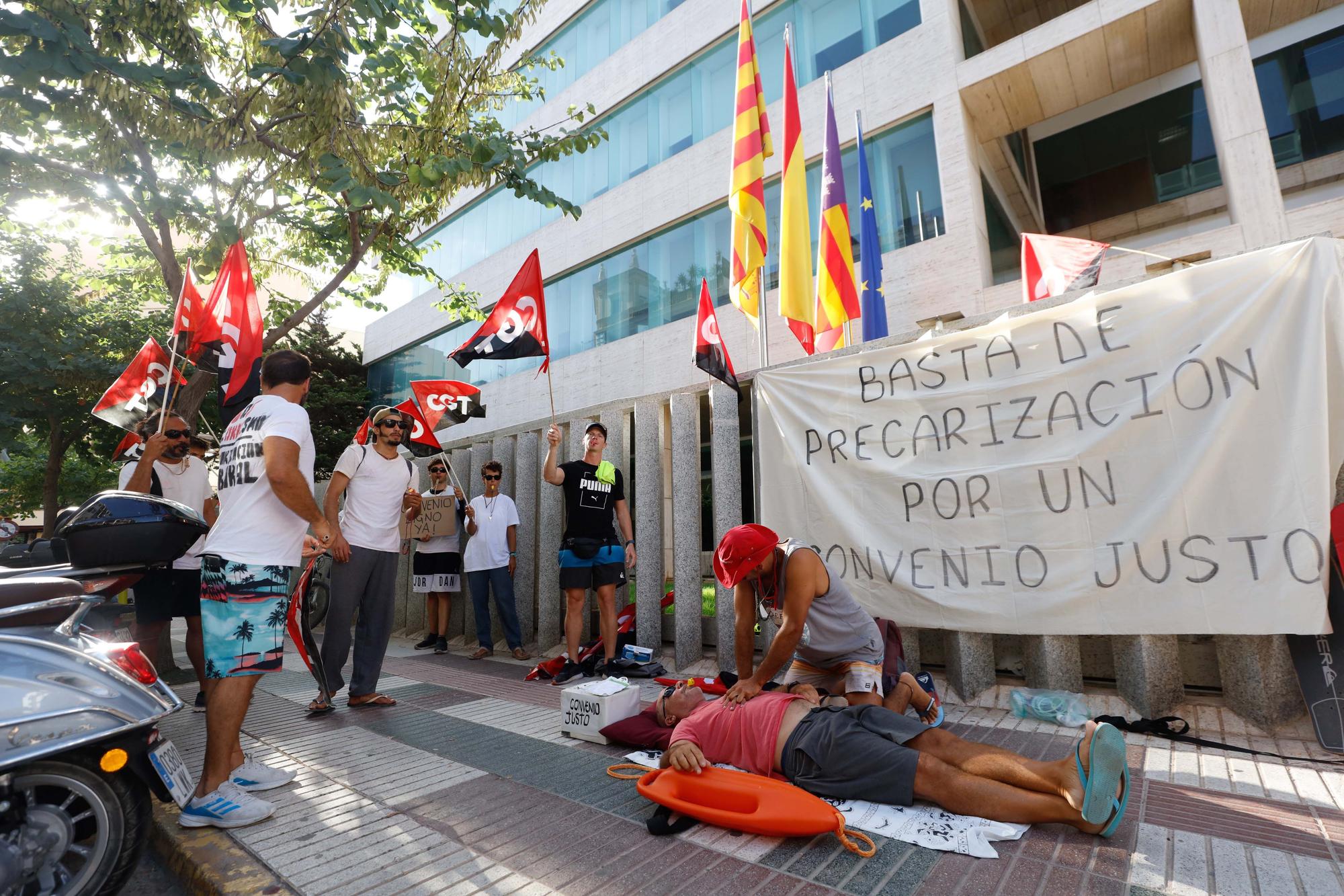 Los socorristas de Ibiza piden auxilio