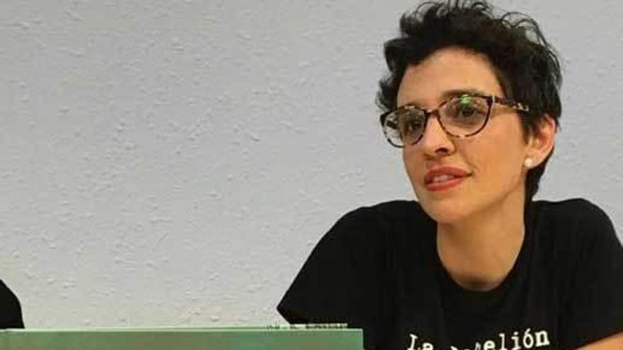 Noelia Ordieres, con el cuento en primer término.