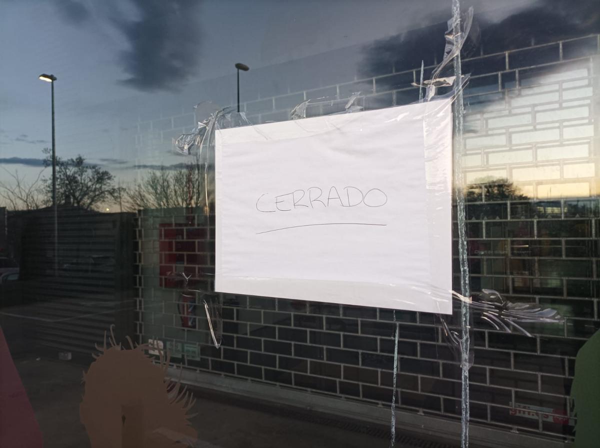 El rètol de tancament exposat a l'entrada de la botiga