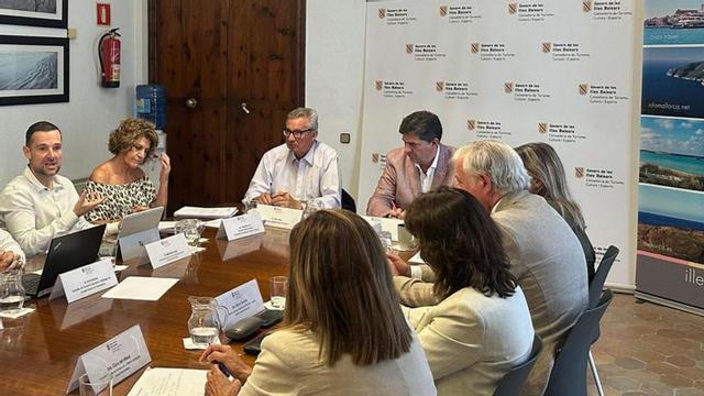 Mariano Juan, a la izquierda, interviene durante la reunión en Palma. | CAIB