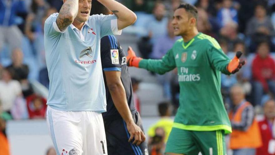 John Guidetti se lamenta con Keylor Navas al fondo de la ocasión gol fallada que habría permitido al Celta empatar el partido. // Ricardo Grobas