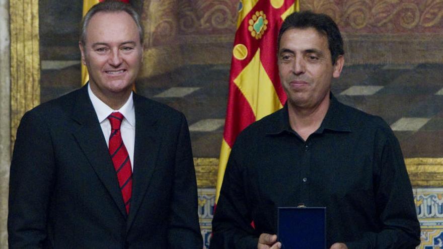 Alberto Fabra (PP) entregó la distinción al Mérito Cultural de la Generalitat a Pep Gimeno en 2013/Foto Fernando Bustamante