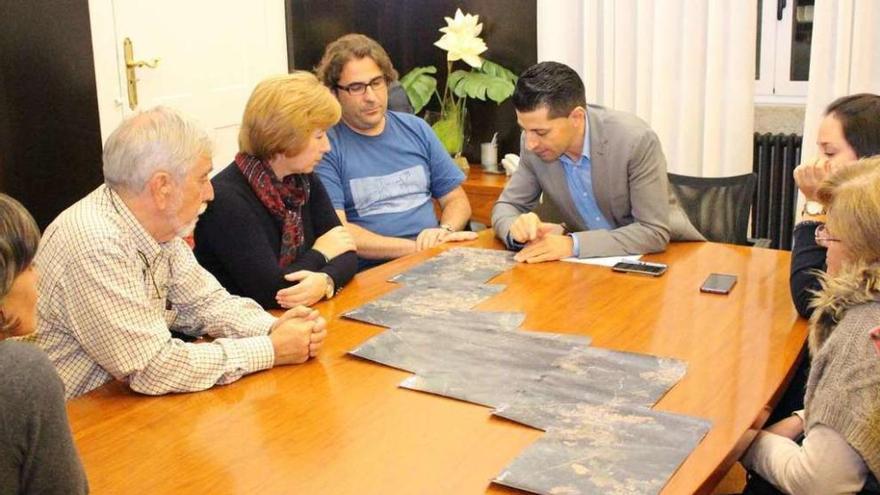 Andrés Díaz y dos concejales, durante la reunión con los integrantes de la Plataforma. // FdV