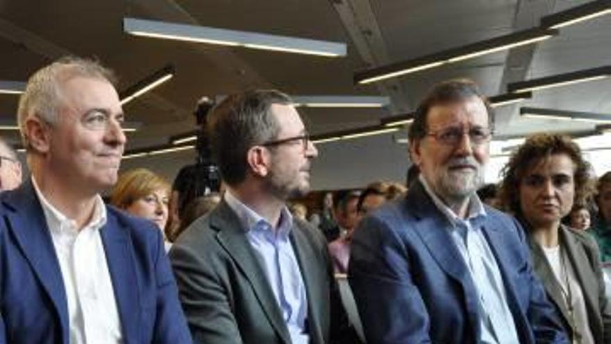 Rajoy amb dirigents del PP, ahir, a Saragossa.