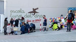 Familias a la entrada de la escuela Turó del drac de Canet.