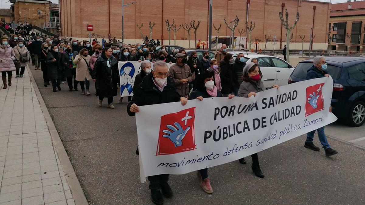 Cerca de 1.500 vecinos exigen “¡Médicos ya!” para paliar la precaria asistencia sanitaria