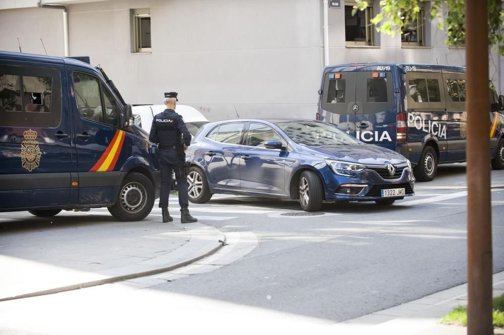 Amplio despliegue policial con varias unidades de la Policía Nacional y rastreo aéreo en helicóptero para registrar una docena de viviendas en el barrio de Monte Alto