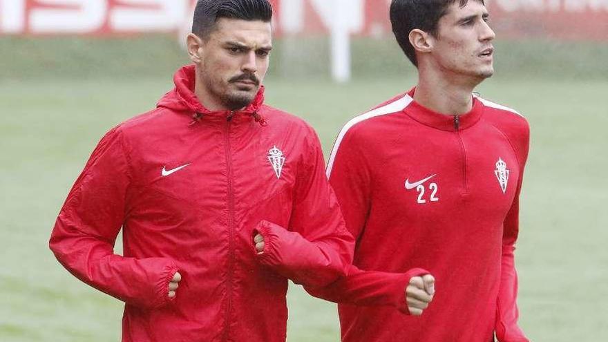 Por la izquierda, Sergio y Pablo Pérez durante el entrenamiento de ayer.