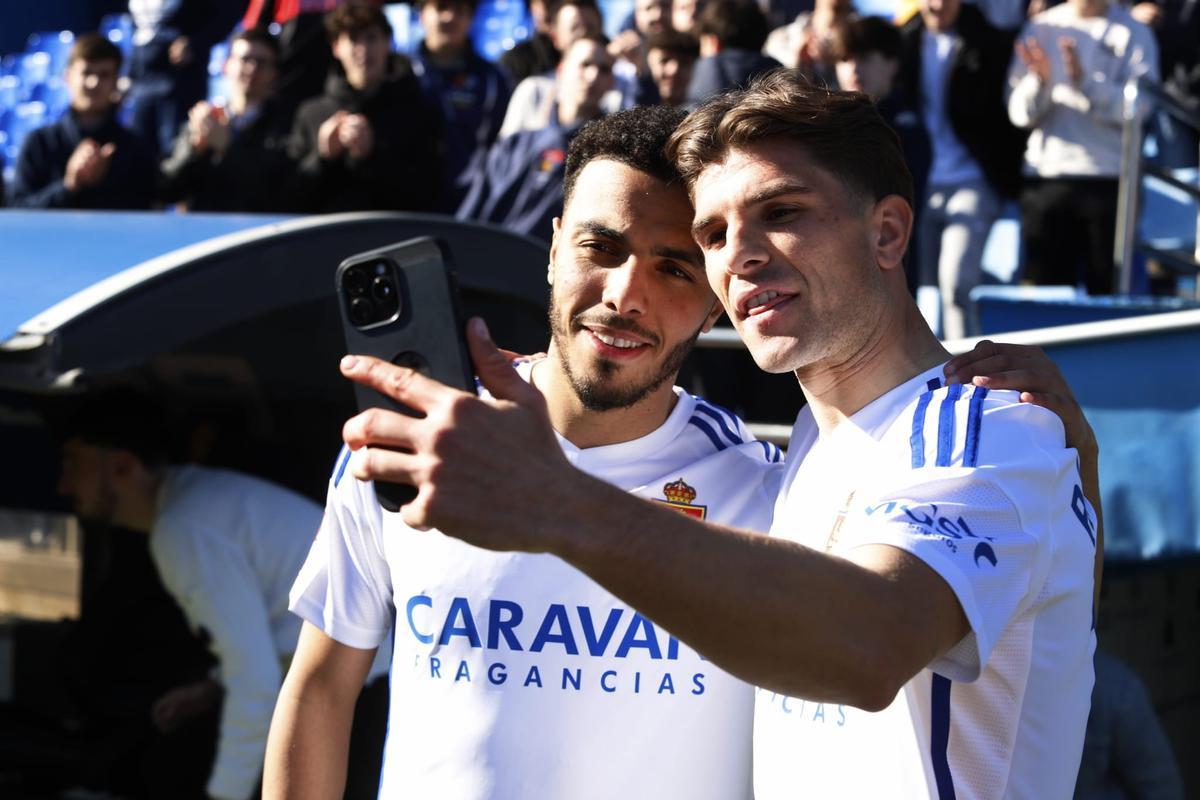 El lateral francoargelino se hace un selfi con Guti delante de la afición.