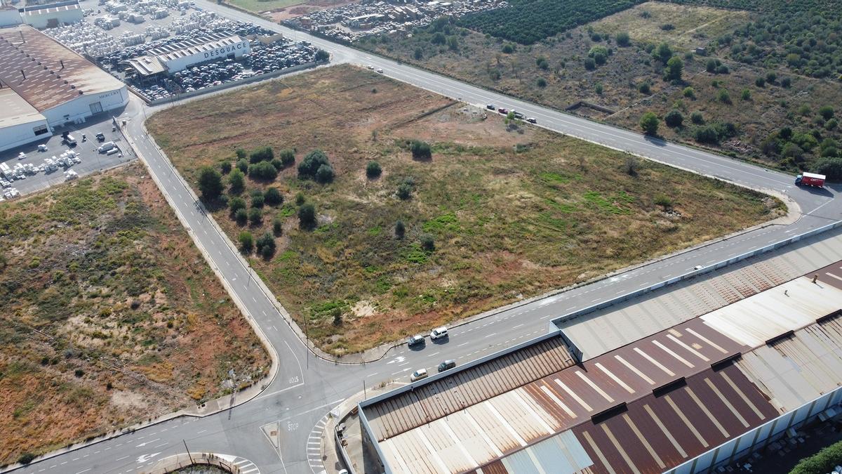 El terreno que se transformará tiene casi 30.000 m² de superficie y se encuentra ubicado en una zona de transición entre parcelas de cítricos y naves industriales.