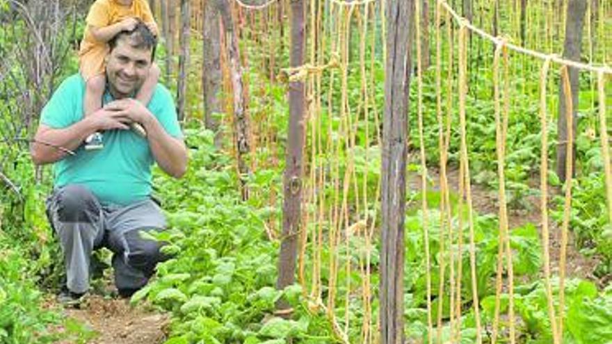 Gonzalo Agüera, con su hija Belén, en la huerta de su casa.