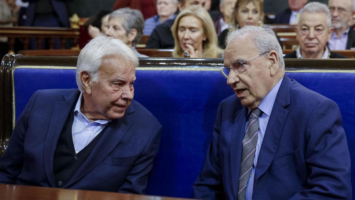 El expresidente del Gobierno, Felipe González, y el exvicepresidente del Gobierno, Alfonso Guerra, charlan antes del acto en homenaje a Javier Lambán.